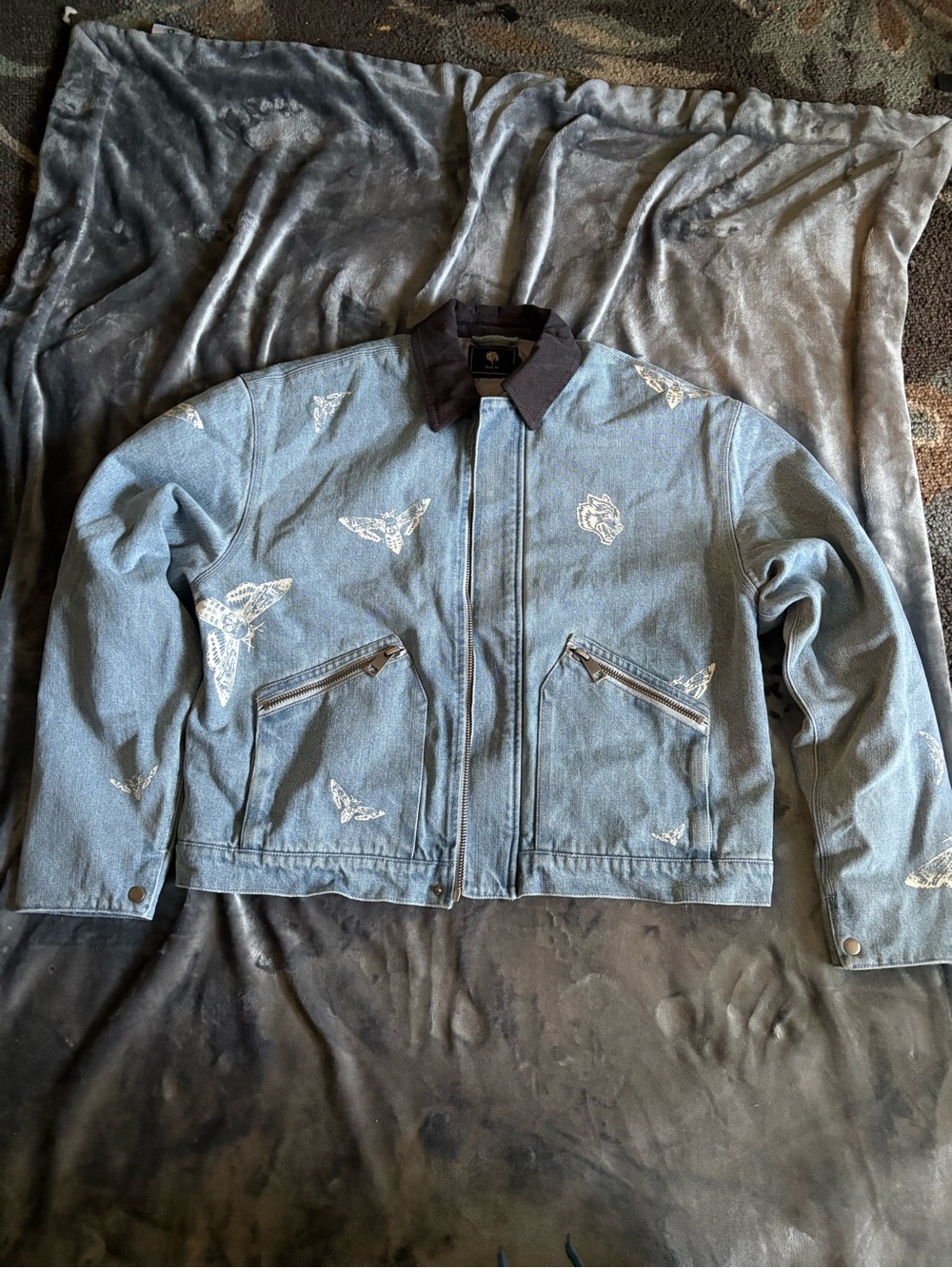 Darc Sport “Fly With Us” Earl Denim Jacket. Medium Wash colorway. Size Large NWT